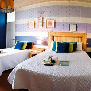 hostal-de-lucca.guatemalaantiguahotels.com/